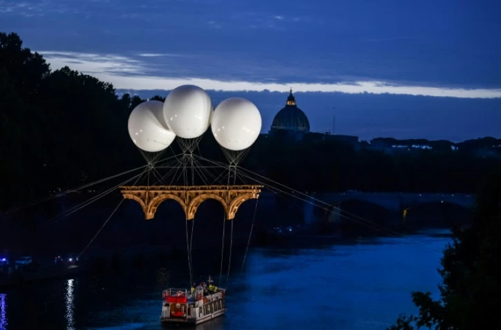 Vue du pont éphémère en carton créé par l'artiste Olivier Grossetête sur le Tibre à Rome, le  13 juillet 2021