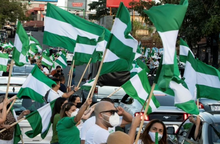 Des partisans de José Maria Figueres, candidat du Parti de la libération nationale (PLN, centre-gauche) à la présidentielle, rassemblés à San José, le 5 février 2022 au Costa Rica