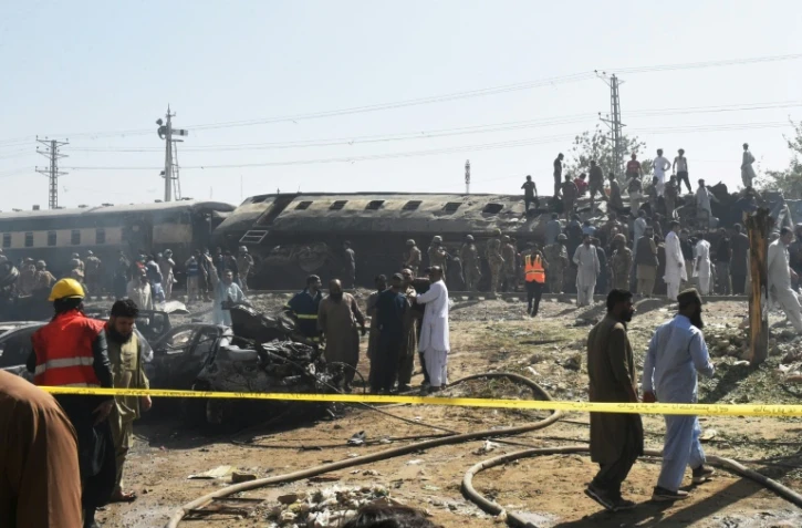 Des membres de services de sécurité pakistanais sur les lieux d'une attaque à l'explosif contre un train dans la province instable du Baloutchistan, dans le sud-ouest du Pakistan, le 24 mai 2026 à Quetta