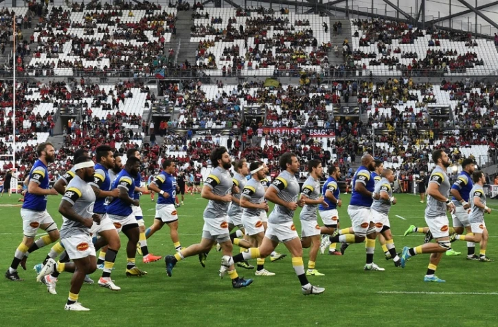 Les joueurs de Toulon et La Rochelle à l'échauffement au stade Vélodrome de Marseille, le 26 mai 2017