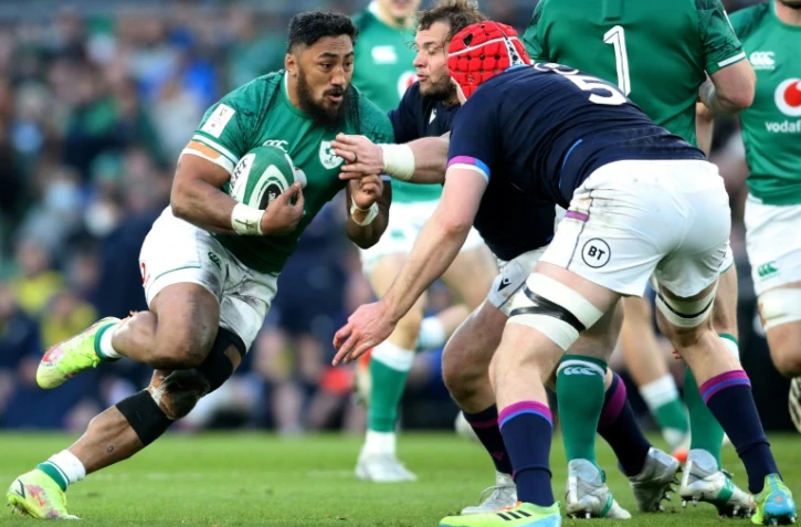 Le centre irlandais Bundee Aki (g) en percussion contre l'Ecosse dans le Tournoi des six nations, le 19 mars 2022 Ă Dublin