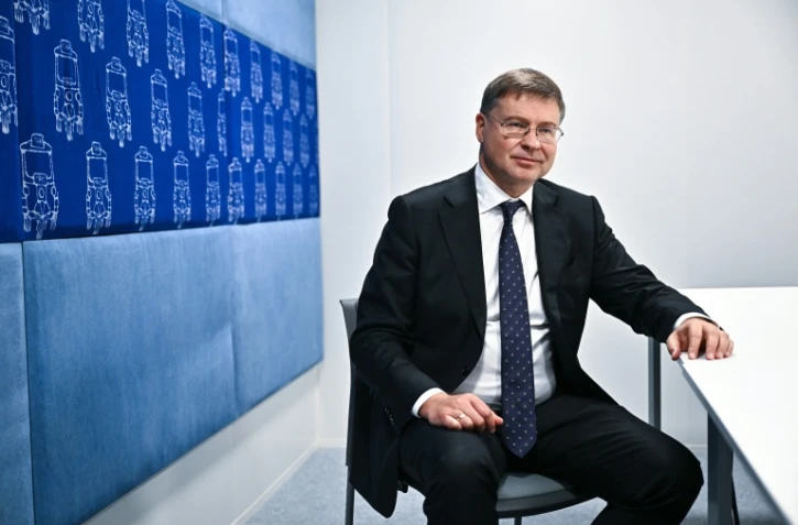 Valdis Dombrovskis, le commissaire européen aux Affaires économiques, lors d'un entretien avec l'AFP à Bangkok, en marge des assemblées du Fonds monétaire international (FMI) et de la Banque mondiale, le 13 octobre 2026