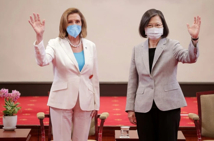 La N.3 américaine Nancy Pelosi (g) et la présidente taïwanaise Tsai Ing-wen à Taipei, le 3 août 2022
