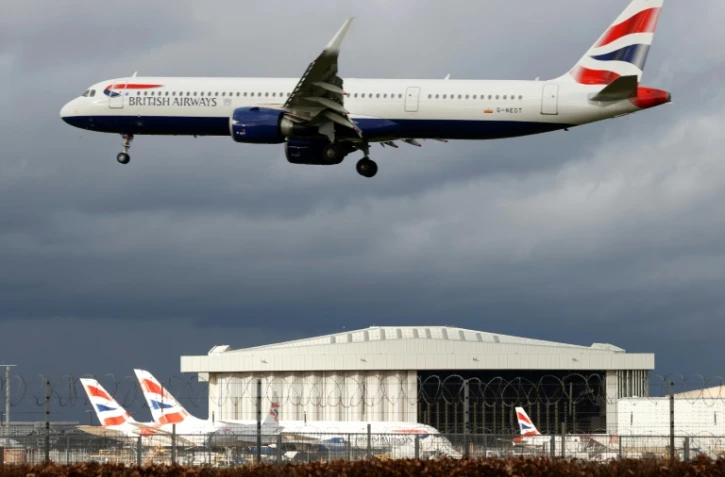 Un avion de la compagnie britannique British Airways au-dessus de l'aéroport de Londres Heathrow, le 5 février 2021