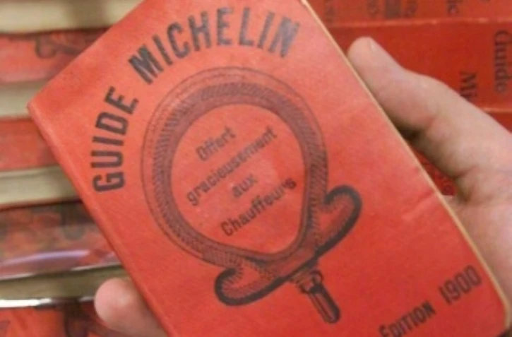 Une première édition du guide Michelin datant de 1900 photographiée le 19 juillet 2000 trois jours avant une mise aux enchères à Clermont-Ferrand