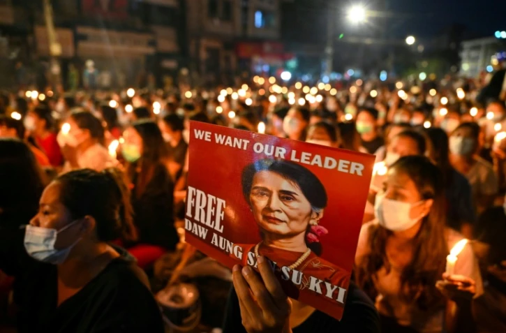 Un portrait de l'ancienne dirigeante birmane Aung San Suu Kyi lors d'un rassemblement pour demander sa libération, à Rangoun le 13 mars 2021 en Birmanie