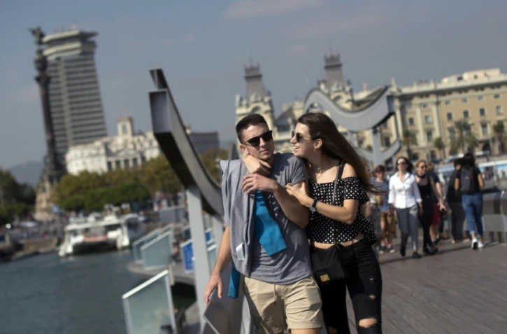Un couple se promène dans le port de Barcelone le 13 octobre 2017