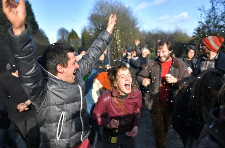 Les occupants de la ZAD de  Notre-Dame-des-Landes laissent éclater leur joie à l'annonce de l'abandon du projet d'aéroport, le 17 janvier 2018