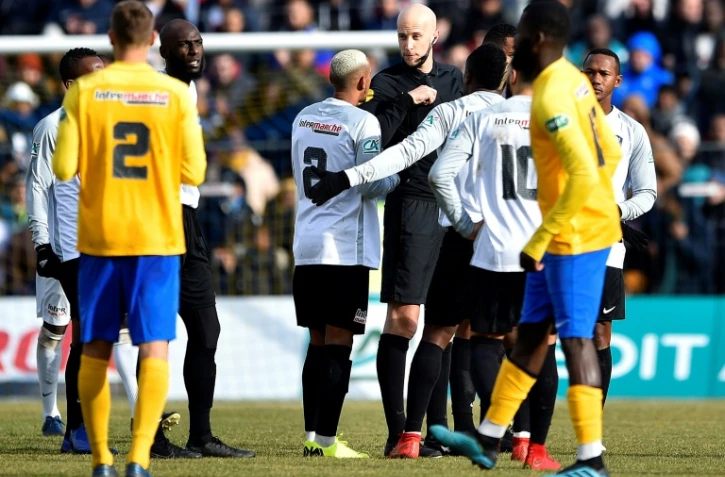 L'arbitre expulse le capitaine de la Saint-Pierroise Michel Fontaine, lors du 16e de finale de Coupe de France à Epinal, le 18 janvier 2020