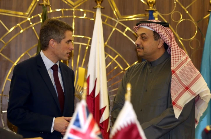 Le ministre de la Défense britannique, Gavin Williamson (G) avec son homologue qatari Khalid ben Mohamed al-Atiya, le 10 décembre 2017 à Doha