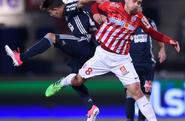 Le milieu de Nancy Vincent Marchetti (d) à lutte avec celui de Marseille Maxime Lopez à Marcel-Picot, le 21 avril 2017