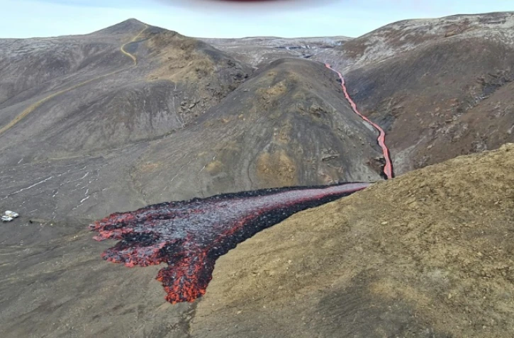 Une coulée de lave s'échappant d'une faille près d'un volcan en éruption, à proximité de Grindavik (Islande) le 5 avril 2021