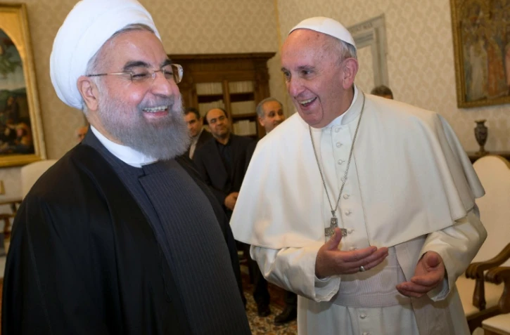 Le pape François (d) et le président iranien Hassan Rohani, au Vatican le 26 janvier 2016