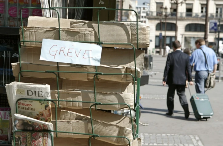 Les salariés de l'ensemble des titres de presse de Lagardère Active (le JDD, Elle, Paris Match, Télé 7 Jours...) ont voté jeudi une "grève immédiate à durée indéterminée"