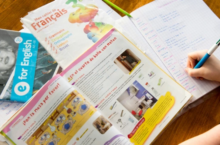 Un enfant faisant ses devoirs, le 11 mars 2015 à Lille