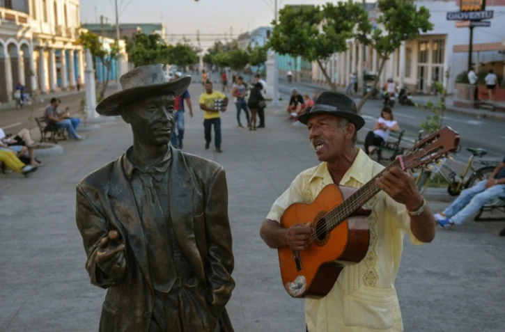 Le Cubain Ignacio Dominguel, musicien de rue, près de la statue de Benny Moré, le 23 mars 2018 à Cienfuegos