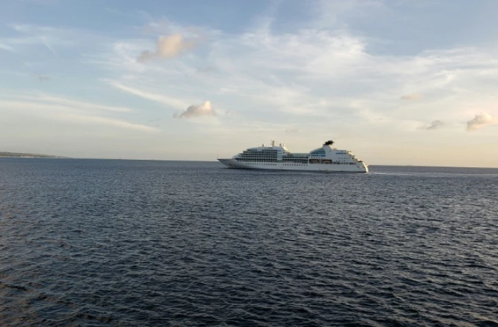 Image non daté du "Seabourn Odyssey", un bateau de croisière de la compagnie Carnival Corporation, au large de la Barbade