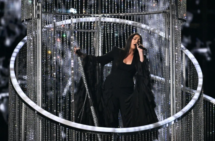 La chanteuse israélienne Yuval Raphael pendant une répétition en costume de la seconde demi-finale de l'Eurovision, le 14 mai 2025 à Bâle, en Suisse