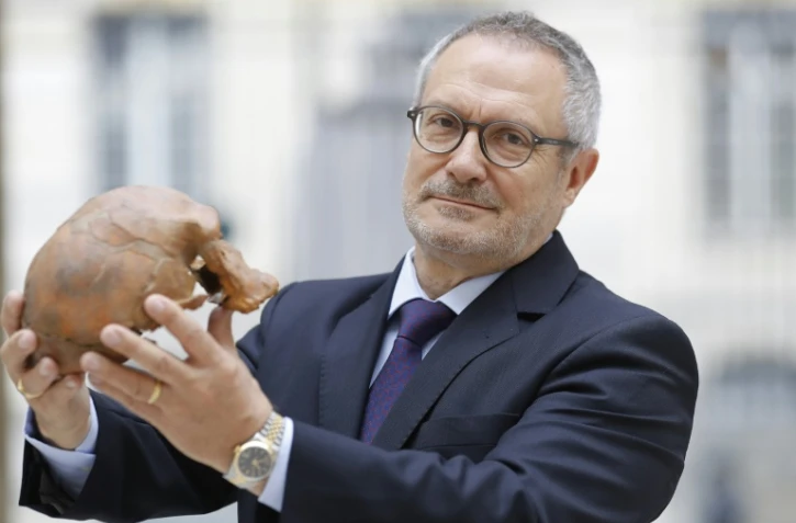 Le paléoanthropologue Jean-Jacques Hublin présente un crâne d'Homo Sapiens découvert au Maroc, le 6 juin 2017 à Paris