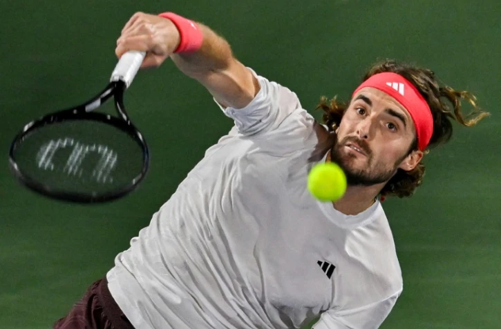 Le Grec Stefanos Tsitsipas au service contre le Canadien Felix Auger Aliassime, en finale du tournoi de Dubaï le 1er mars 2025