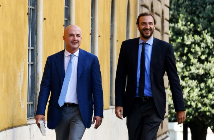 Les journalistes italiens Gianluigi Nuzzi (g) et Emiliano Fittipaldi, le 7 juillet 2016 au Vatican