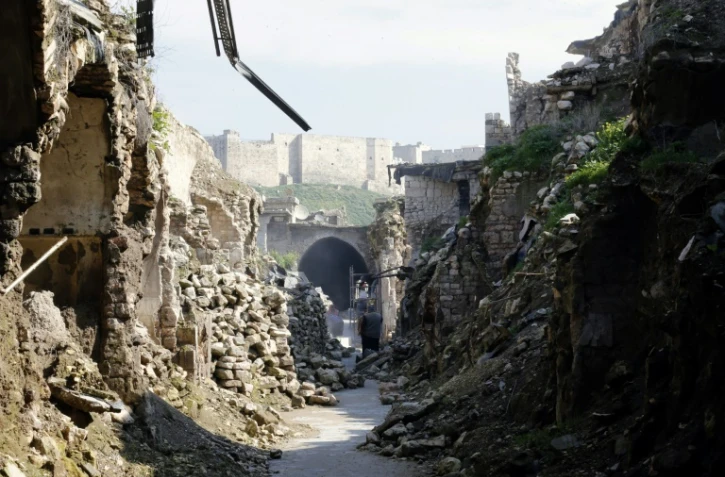 Une photo prise le 12 février 2019 montre une vue générale des dégâts provoqués par la guerre dans le marché de Saqtiya dans le vieux Alep en Syrie, où des travaux de rénovation sont en cours