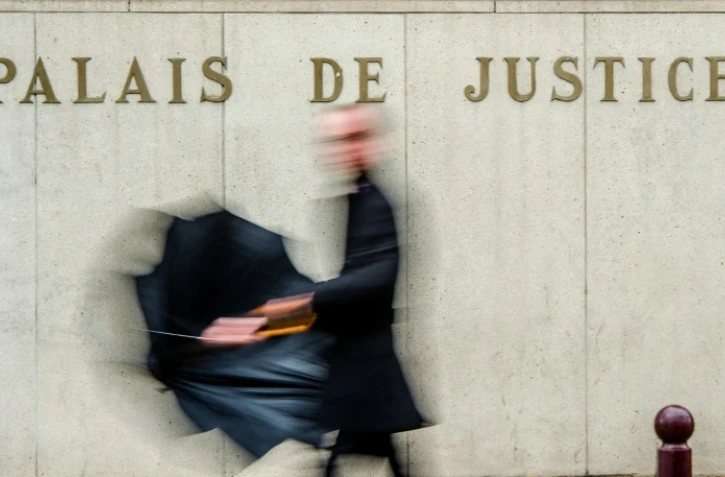 Parmi les douze personnes renvoyées en procès fin juillet, six font l'objet de mandats d'arrêt, pour la plupart des gérants de paille désormais installés en Israël