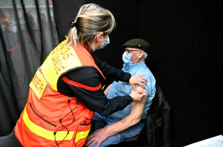 Un homme se fait vacciner contre le virus du Covid dans un centre Ă Rennes, le 7 avril 2021