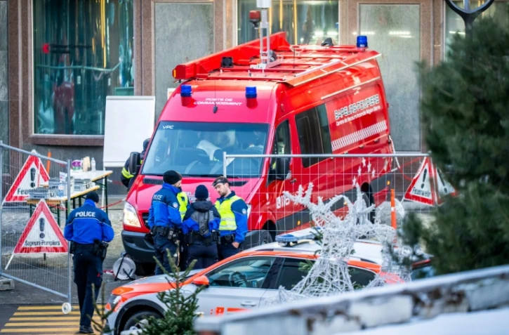 Des policiers et des secouristes près d'un véhicule de pompiers sur le lieu de l'explosion qui a ravagé le bar Le Constellation à Crans-Montana le 1er janvier 2026