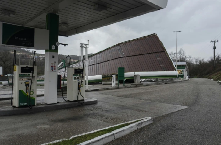 Le toit d'une station essence à Saint-Romain-en-Gier, près de Lyon, s'est effondré en raison des vents violents, le 20 décembre 2019