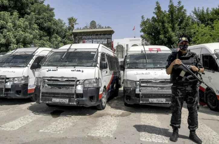 Un membre des forces de sécurité tunisiennes monte la garde devant le siège du parlement à Tunis, le 31 juillet 2021