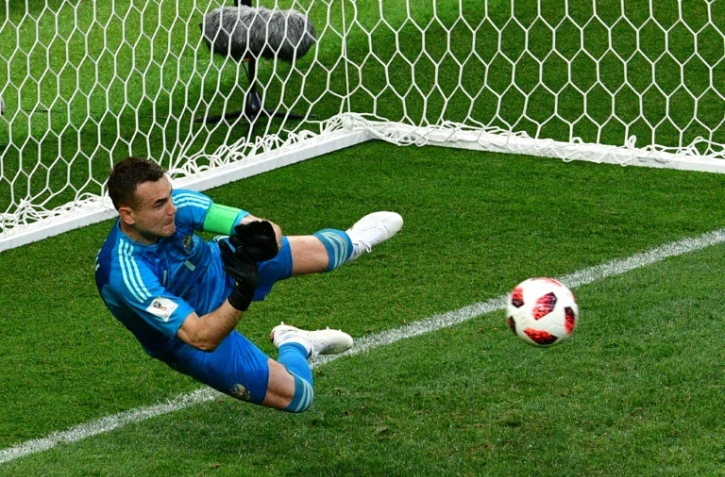 Le gardien de la Russie Igor Akinfeev arrête le ballon lors de la qualification face à l'Espagne 4 t.a.b à 1 le 1er juillet 2018