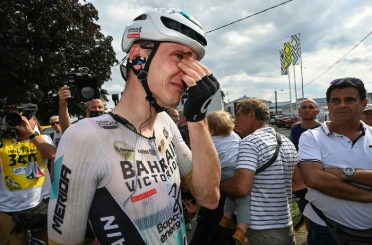 Le cycliste slovène de la Bahrain Matej Mohoric en pleurs après avoir remporté la 19e étape du Tour de France à Poligny le 21 juillet 2023