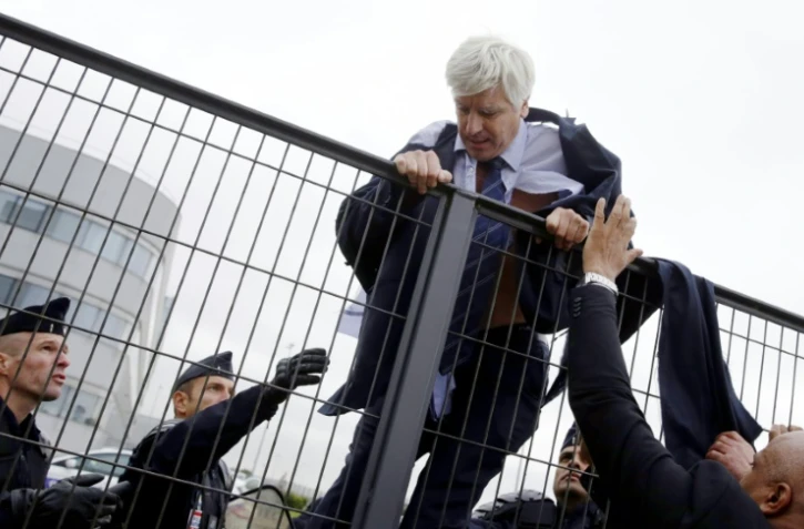 Cinq adhérents de la CGT sont jugés vendredi pour l'épisode de la "chemise arrachée" du DRH d'Air France devant le tribunal de Bobigny, où un rassemblement de soutien est prévu en pleine épreuve de force engagée par le syndicat avec le gouvernement sur la loi travail