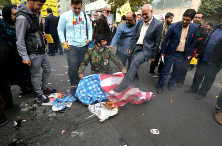 Des manifestants iraniens piétinent le drapeau des Etats-Unis à Téhéran le 4 novembre 2019
