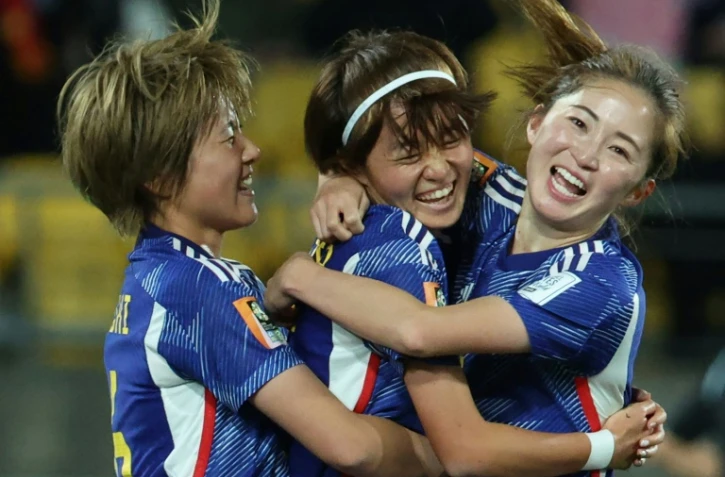 La Japonaise Hinata Miyazawa (centre) célèbre son deuxième but avec ses coéquipières, lors du match du Mondial féminin contre l'Espagne, à Wellington (Nouvelle-Zélande), le 31 juillet 2023.