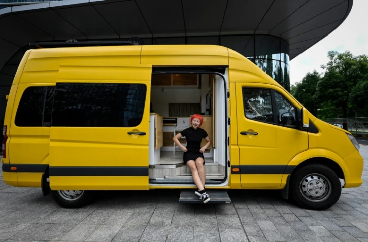 Twiggy He dans le van jaune qu'elle a aménagé à Shenzhen, le 21 juin 2023 dans le sud de la Chine