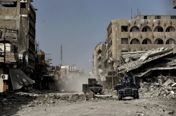 Les forces irakiennes patrouillent dans une rue de Mossoul après avoir repris l'ouest de la ville aux jihadistes de l'EI, le 8 mars 2017