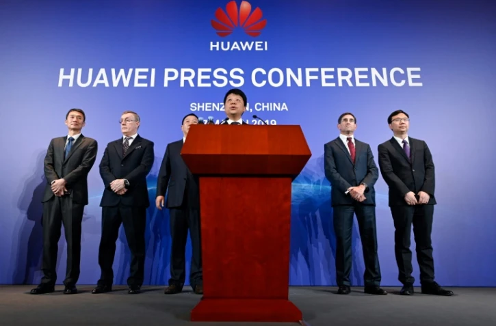 Guo Ping (c), l'un des présidents tournants du géant chinois des télécoms Huawei lors d'une conférence de presse à Shenzhen, le 7 mars 2019