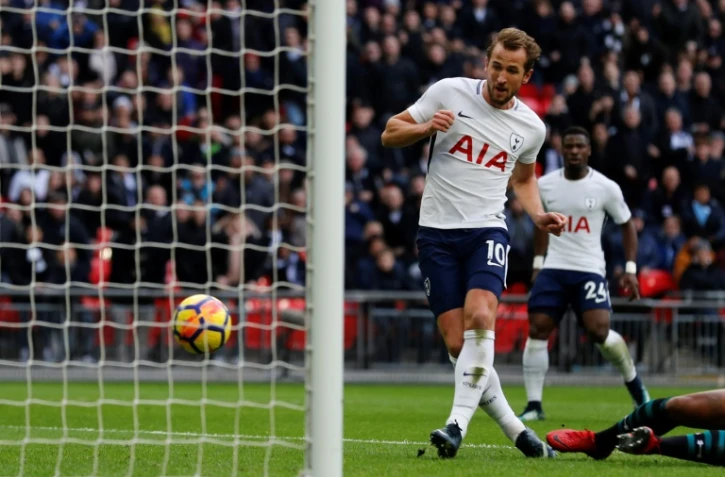 L'attaquant star de Tottenham Harry Khan (c), auteur d'un doublé face à Southampton à Wembley, termine meilleur buteur de 2017, le 26 décembre 2017