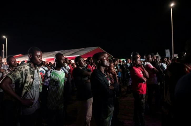 Des fans de foot nigérians regardent le match, perdu par leur sélection, contre la Croatie dans une fan zone de Lagos, le 16 juin 2018 