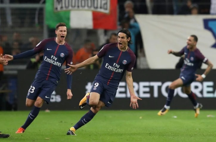 Le soulagement de Julian Draxler et d'Edinson Cavani aprés le but tardif de l'égalisation pour le Paris SG à Marseille, le 22 octobre 2017 lors du clasico au Vélodrome