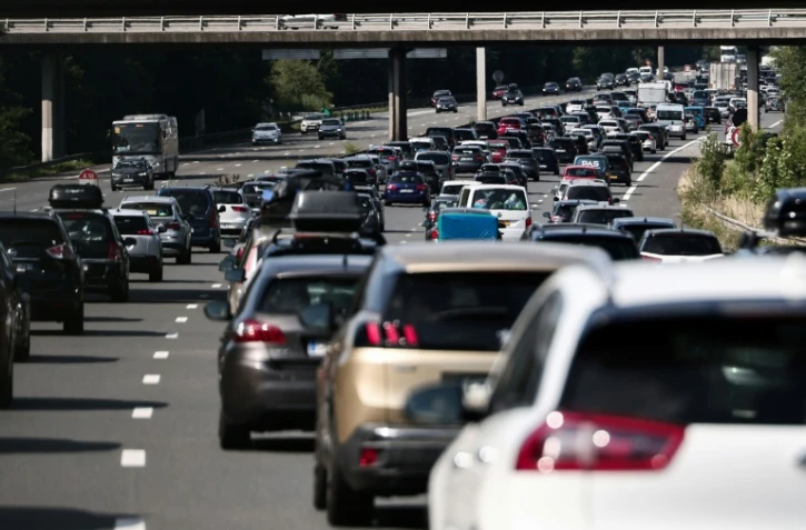 Circulation dense sur l'A10 près de Saint-Arnoult-en-Yveline, au sud de Paris, le 12 juillet 2025