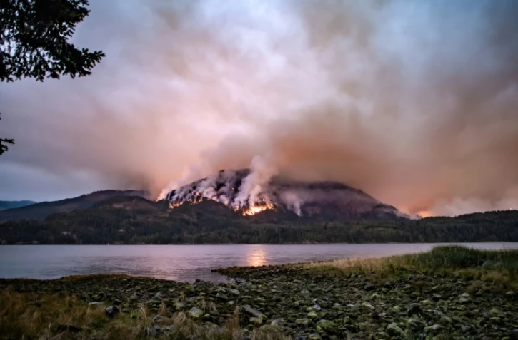 Un feu de forêt à Port Alberni, sur l'île de Vancouver, en Colombie-Britannique, au Canada, le 12 août 2025