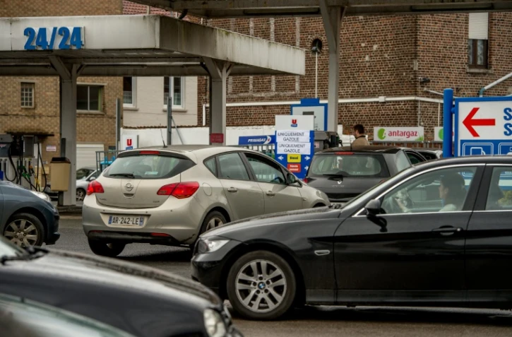 File d'attente d'automobilites à une station-service le 22 mai 2016 à Hazebrouck dans le nord de la France