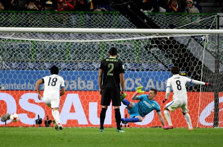 Le milieu de Kashima Antlers Shoma Doi (d) convertit un penalty, obtenu après arbitrage video, face à l'Atletico national en demies du Mondial des clubs, le 14 décembre 2016 à Osaka