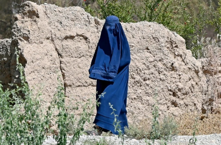 Une femme afghane porte une burqa dans la province du Helmand, en Afghanistan le 27 août 2024
