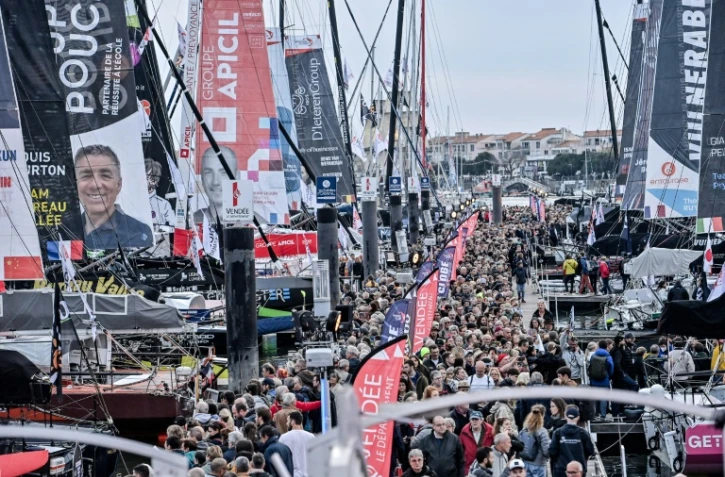 Un nombreux public visite le port de départ de la 10e édition du Vendée Globe, course à la voile en monocoque autour du monde, au village du Vendée Globe aux Sables-d'Olonne, le 8 novembre 2024