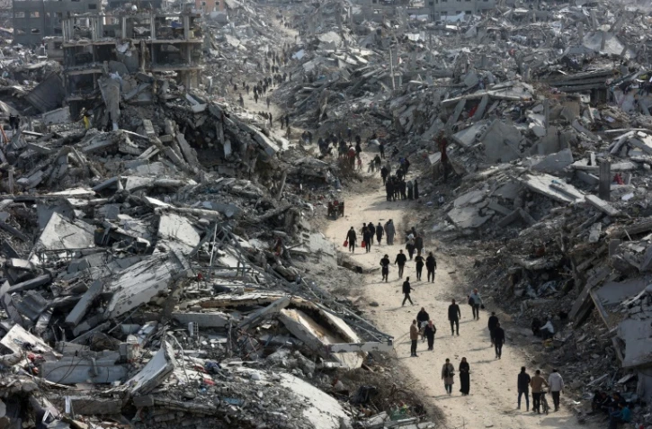 Vue aérienne de Gazaouis déplacés rentrant à Jabalia, dans le nord, au premier jour de l'entrée en vigueur du cessez-le-feu entre Israël et le Hamas, le 19 janvier 2025