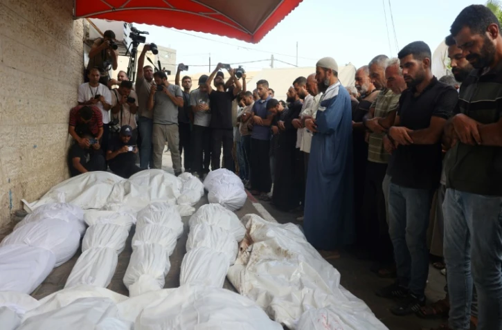 Des proches de victimes d'une frappe israélienne se recueillent à l'hôpital des Martyrs d'Al-Aqsa, à Deir al-Balah, dans le centre de la bande de Gaza, le 17 août 2024, sur fond de conflit entre Israël et le mouvement islamiste Hamas